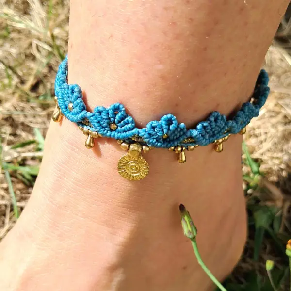 Chevillère en micro macramé turquoise avec perles de laiton, ajustable.