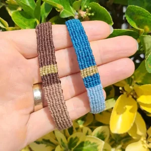 Bracelet tissé en micro macramé avec ligne dorée