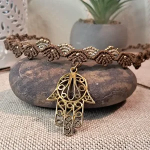 collier ras-du-cou brun et doré , main de fatima, micro-macramé, mic mac bijoux