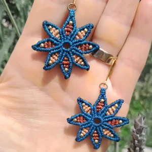 Boucles d&rsquo;oreilles fleurs pendantes en micro macramé