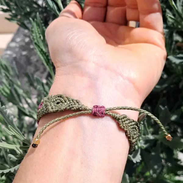 Bracelet élégant en micro macramé avec perle d'améthyste – Image 4