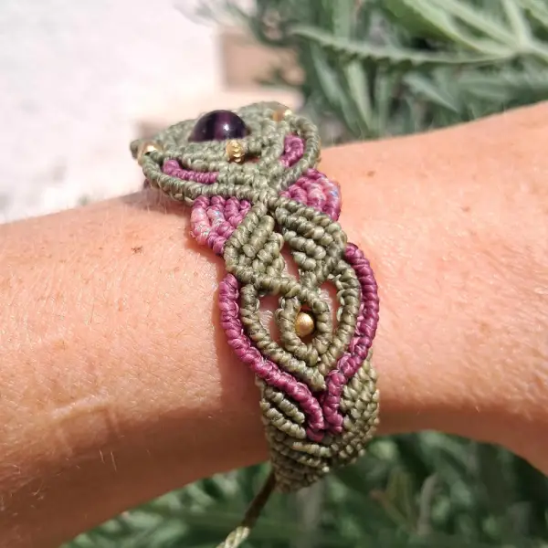 Bracelet élégant en micro macramé avec perle d'améthyste – Image 3
