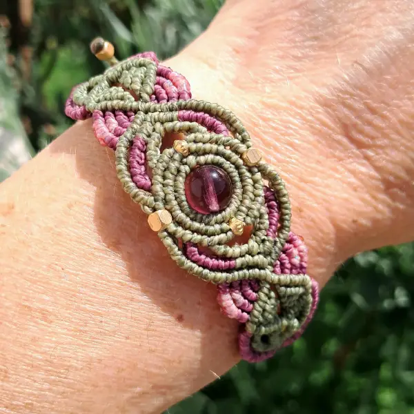 Bracelet élégant en micro macramé avec perle d'améthyste – Image 2