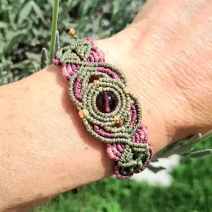 Bracelet micro macramé mauve et vert avec perle d'améthyste