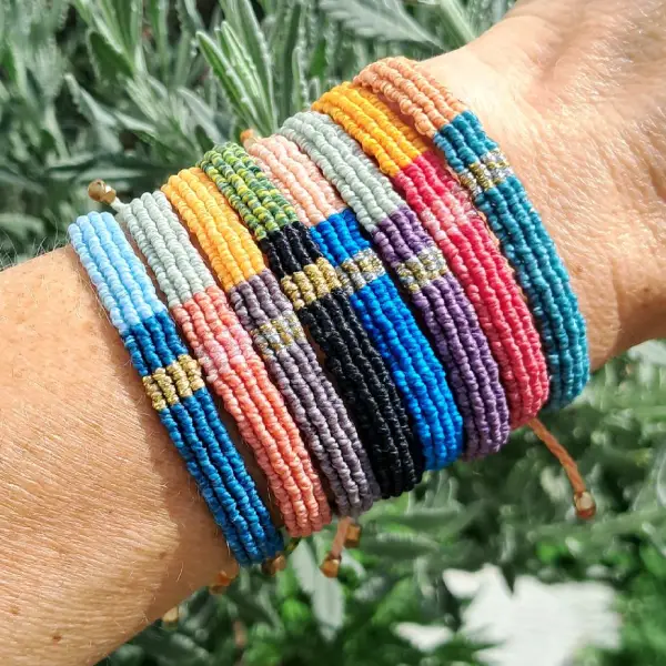 ensemble de bracelet tissés, colorés en micro macramé