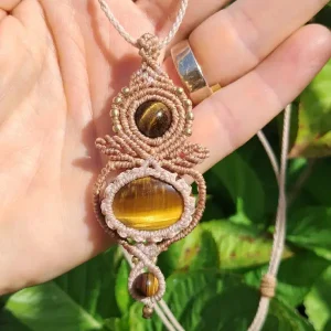 Collier amulette œil de tigre beige