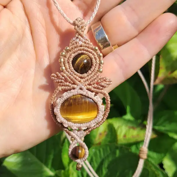 Collier amulette œil de tigre beige