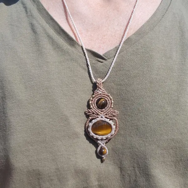 Collier amulette œil de tigre beige – Image 3