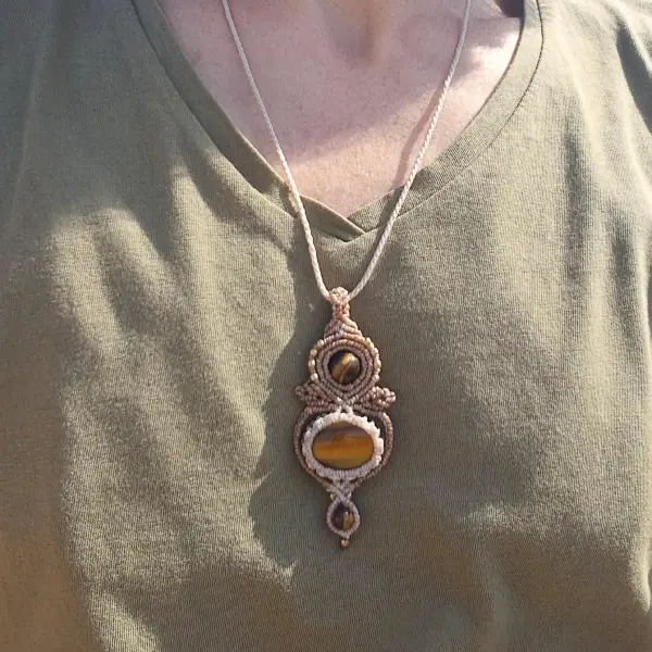 Collier amulette œil de tigre beige – Image 2