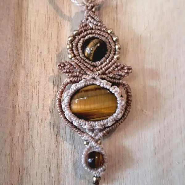 Collier amulette œil de tigre beige – Image 4