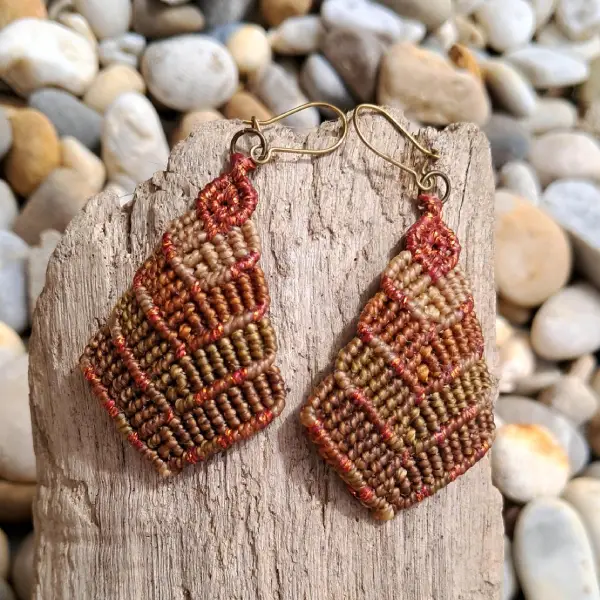 Boucles d'oreilles en pétales stylisés 4 rangs – Image 4