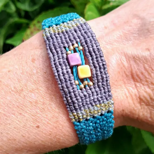 Bracelet original tissé en micro macramé – Image 2