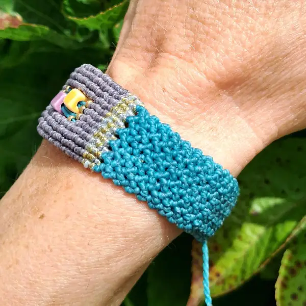 Bracelet original tissé en micro macramé – Image 4