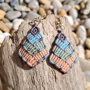 Boucles d&rsquo;oreilles en pétales stylisés 3 rangs