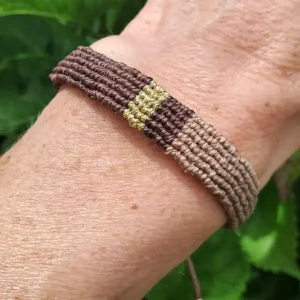Bracelet tissé en micro macramé avec ligne dorée