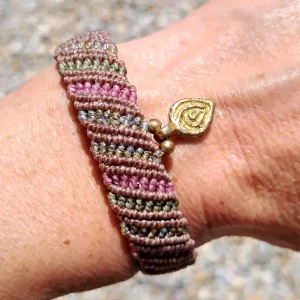 Bracelet inspiration bohème en micro macramé