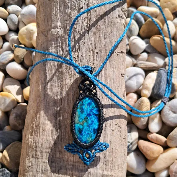 collier amulette avec une pierre d'azurite sertie en micro macramé, couleur noir et bleu canard.
