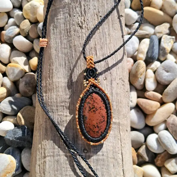 collier amulette en micro macramé, obsidienne acajou sertie et montée sur cordon. noir et acajou.
