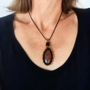 Collier amulette obsidienne acajou