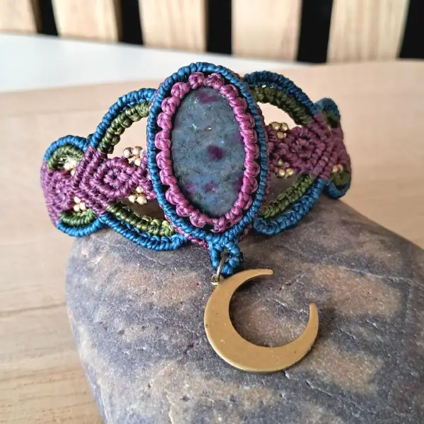 bracelet en micro macramé avec un rubis cyanite serti, bleu canard, kaki et mauve avec breloque lune en laiton.