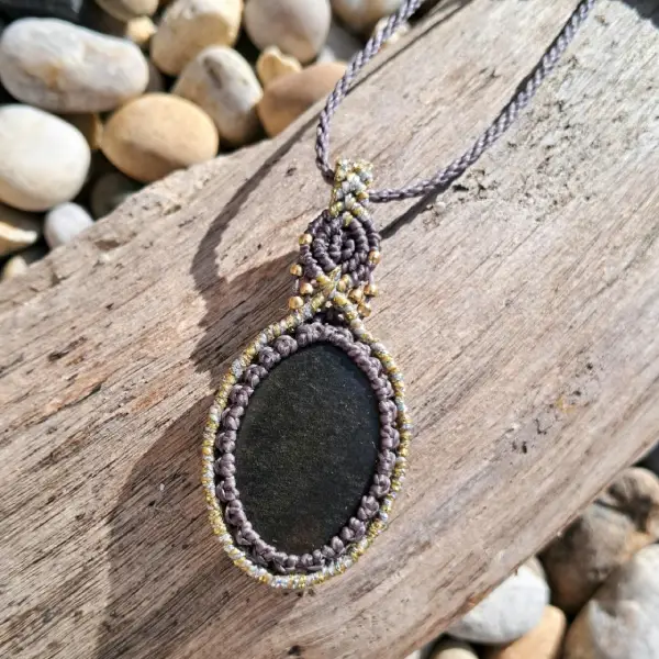 Collier amulette obsidienne dorée – Image 2
