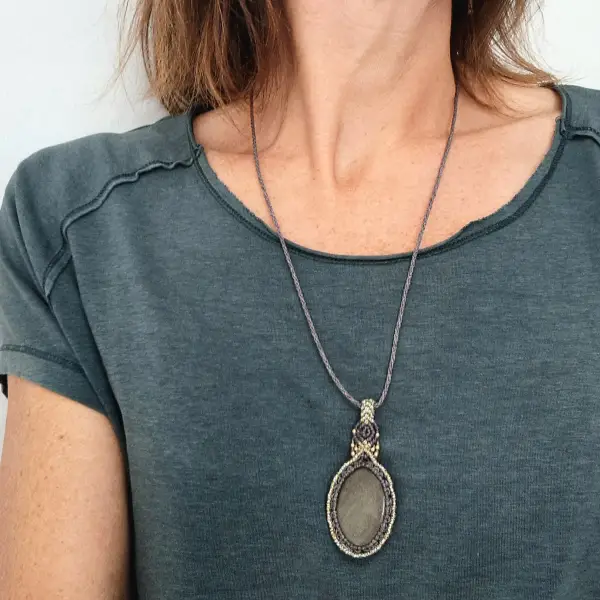 Collier amulette obsidienne dorée – Image 3