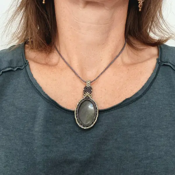 Collier amulette obsidienne dorée – Image 4